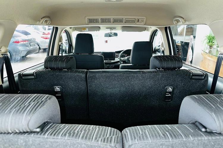 Sức mạnh được truyền tới bánh thông qua hộp số sàn 5 cấp hoặc tự động 4 cấp. Lượng xăng tiêu thụ trung bình của xe là 6,2 lít/100 km. Giá xe Toyota Rumion 2023 tại thị trường Nam Phi dao động từ 296.000 - 380.000 Rand (khoảng 375 - 481 triệu đồng).