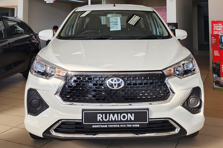 Tuy nhiên, sang phiên bản mới, mẫu MPV giá rẻ Toyota Rumion 2023 đã cải tiến thiết kế, giúp người tiêu dùng dễ phân biệt với Suzuki Ertiga hơn. Có thể thấy sự mới mẻ rõ rệt nhất ở khu vực đầu xe Rumion 2023. Tại đây, xe được bổ sung lưới tản nhiệt hình lục giác cỡ lớn hơn phiên bản cũ với viền mạ crôm sáng bóng. Bên trong lưới tản nhiệt, mắt lưới đã được chuyển từ dạng nan mạ c ôm nằm ngang sang tổ ong sơn đen.