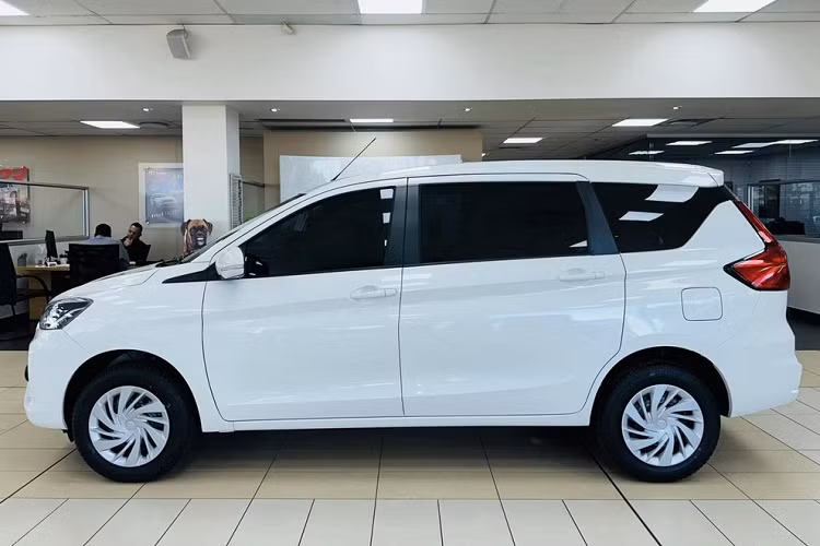 Tiến lên bản SX tầm trung, xe có thêm sấy kính sau, gương chiếu hậu chỉnh điện, vô lăng đa chức năng, màn hình cảm ứng trung tâm 7 inch, hỗ trợ Apple CarPlay/Android Auto, hệ thống âm thanh 4 loa, bệ tì tay giữa hàng ghế trước, cửa gió điều hòa dành cho hàng ghế sau, tính năng mở/khóa cửa từ xa, camera lùi, hệ thống kiểm soát hành trình và hỗ trợ khởi hành ngang dốc.