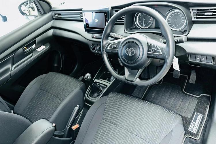 Riêng Toyota Rumion TX 2023 cao cấp nhất sẽ được trang bị vành hợp kim 15 inch, đèn sương mù LED, chìa khóa thông minh, khởi động máy bằng nút bấm, điều hòa tự động, ốp trang trí giả gỗ, hệ thống âm thanh 6 loa và cổng sạc 12V dành cho 2 hàng ghế.