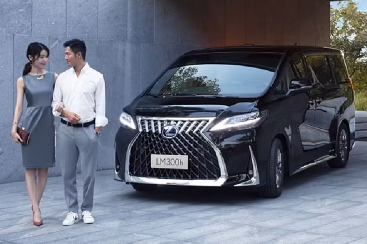 Lexus LM tại Việt Nam chỉ được trang bị động cơ xăng V6, dung tích 3.5L với công suất tối đa 296 mã lực và mô-men xoắn cực đại 360 Nm. Động cơ kết hợp với hộp số tự động 8 cấp. Trong khi đó, xe ở nước ngoài còn có thêm một tùy chọn động cơ nữa là hệ truyền động hybrid với máy xăng 4 xi-lanh, dung tích 2.5L và mô-tơ điện.