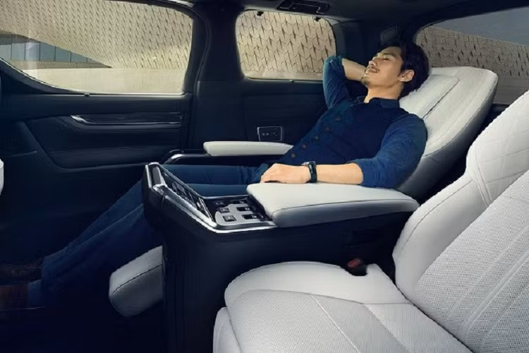 Trước thời điểm ra mắt, LM mới đã được hãng Lexus công bố hình ảnh úp mở đầu tiên. Hình ảnh này chỉ cho thấy một phần thiết kế bên sườn của mẫu MPV hạng sang. Tuy nhiên, chỉ bấy nhiêu thôi cũng đủ chứng tỏ thiết kế của Lexus LM 2023 mới sẽ thay đổi đáng kể so với phiên bản cũ.