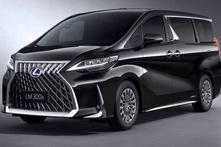 Sự khác biệt lớn nhất giữa 2 phiên bản 7 chỗ và 4 chỗ của Lexus LM chính là nội thất. Theo đó, ở phiên bản 4 chỗ, khoang lái và khoang hành khách phía sau sẽ được tách riêng bằng vách ngăn, tích hợp màn hình giải trí cỡ lớn. Đồng thời, trong khoang hành khách của phiên bản 4 chỗ sẽ có 2 ghế cơ trưởng với đủ tính năng sưởi, thông hơi, massage và tích hợp bệ đỡ bắp chân.