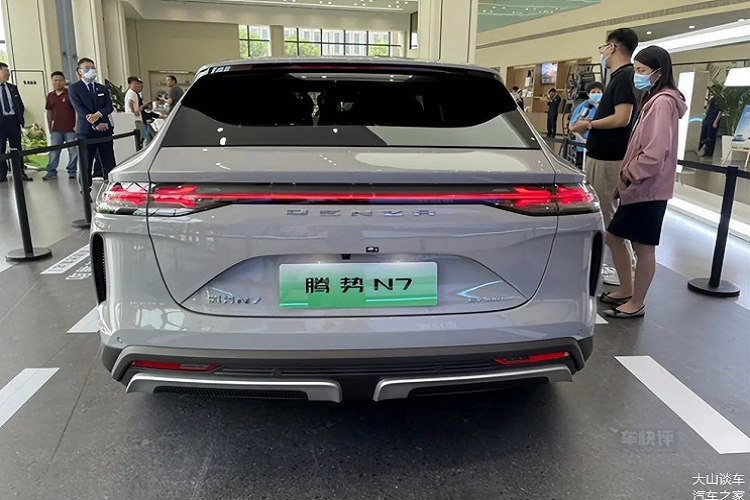 Denza N7 có tùy chọn 4 màu sắc cho nội thất, xe được bọc da Nappa và đi kèm với số lượng đáng kinh ngạc là 6 màn hình, trong đó, 3 màn hình là dành cho người lái và ghế phụ có kích thước 10,25 inch, màn hình giải trí có kích thước 17,3 inch, một màn hình AR-HUD và 2 màn hình điều hòa thông minh.