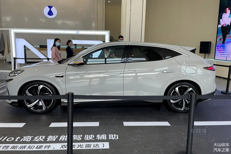 Denza N7 dựa trên nền tảng điện tử 3.0 của BYD, được định vị là một chiếc crossover SUV cỡ trung 5 chỗ, xe có kích thước lần lượt là 4860/1935/1602mm, cùng chiều dài cơ sở 2940mm. Các yếu tố thiết kế đáng chú ý của chiếc xe bao gồm cửa sổ trời toàn cảnh lớn, tay nắm cửa bật ra và đèn hậu kiểu xuyên suốt.