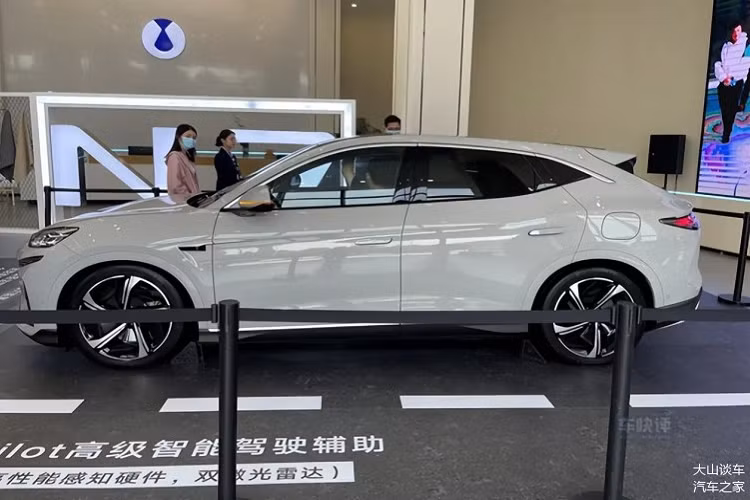 Denza N7 dựa trên nền tảng điện tử 3.0 của BYD, được định vị là một chiếc crossover SUV cỡ trung 5 chỗ, xe có kích thước lần lượt là 4860/1935/1602mm, cùng chiều dài cơ sở 2940mm. Các yếu tố thiết kế đáng chú ý của chiếc xe bao gồm cửa sổ trời toàn cảnh lớn, tay nắm cửa bật ra và đèn hậu kiểu xuyên suốt.