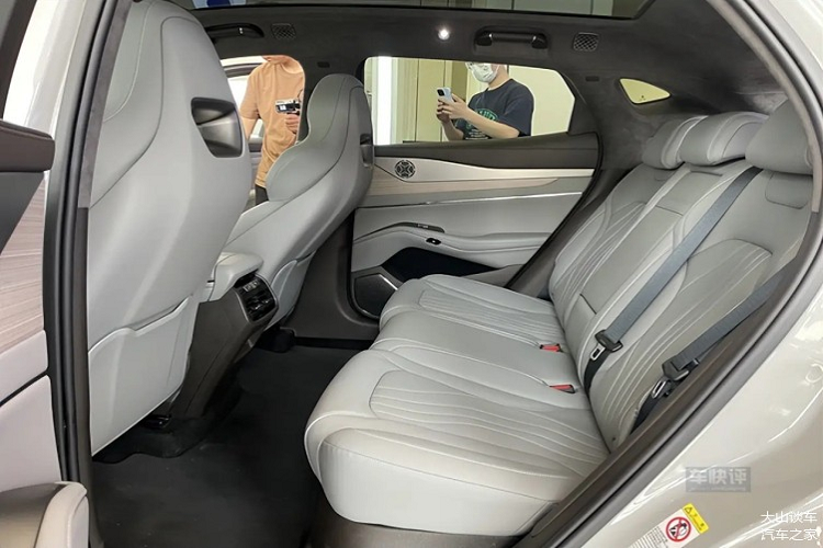 Tất cả các ghế đều được thiết kế tích hợp tựa đầu và tựa lưng. Hơn nữa, ghế trước có chức năng thông gió và sưởi ấm. Về sức mạnh, chiếc xe Denza N7 sẽ cung cấp các phiên bản động cơ kép không đồng bộ AC phía trước và đồng bộ nam châm vĩnh cửu phía sau, với công suất cực đại lần lượt là 215 mã lực kW và 308 mã lực.