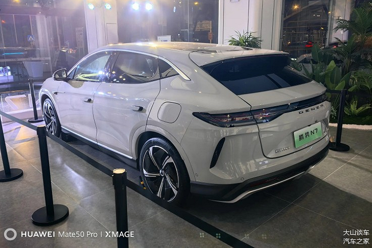 Denza N7 mang đến 2 thiết kế mặt trước cho người tiêu dùng lựa chọn, kết hợp ngôn ngữ thiết kế π-Motion của Denza. Các cảm biến nắp được đặt ở nắp đèn sương mù. Ngoài ra, N7 áp dụng công nghệ CTB (Cell-to-Body), trong đó pin được tích hợp vào khung xe, theo nhà sản xuất ôtô.