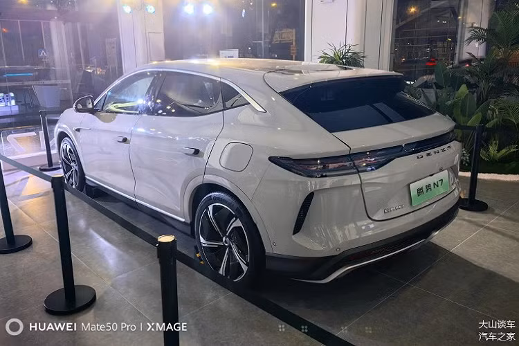 Denza N7 mang đến 2 thiết kế mặt trước cho người tiêu dùng lựa chọn, kết hợp ngôn ngữ thiết kế π-Motion của Denza. Các cảm biến nắp được đặt ở nắp đèn sương mù. Ngoài ra, N7 áp dụng công nghệ CTB (Cell-to-Body), trong đó pin được tích hợp vào khung xe, theo nhà sản xuất ôtô.