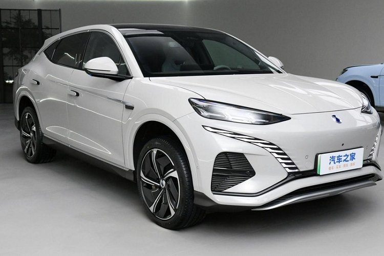 Theo nhân viên đại lý, mẫu xe SUV điện Denza N7 sẽ chính thức ra mắt thị trường Trung Quốc vào cuối tháng này, trong đó, việc giao hàng đầu tiên sẽ bắt đầu diễn ra vào tháng sau. Giới truyền thông nước này cho biết, sau 2 tháng ra mắt và mở bán trước, BYD Denza N7 đã nhận được hơn 20.000 đơn đặt hàng.