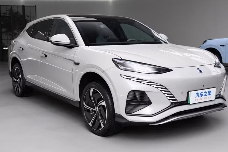 Theo nhân viên đại lý, mẫu xe SUV điện Denza N7 sẽ chính thức ra mắt thị trường Trung Quốc vào cuối tháng này, trong đó, việc giao hàng đầu tiên sẽ bắt đầu diễn ra vào tháng sau. Giới truyền thông nước này cho biết, sau 2 tháng ra mắt và mở bán trước, BYD Denza N7 đã nhận được hơn 20.000 đơn đặt hàng.