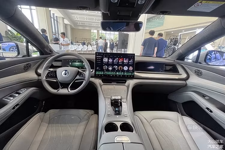 Màn hình 17,3 inch của Denza N7 có độ phân giải 2K và được trang bị bộ vi xử lý hiệu năng cao của Qualcomm, sẽ tương thích với Hệ thống HarmonyOS của Huawei trong tương lai. Hệ thống âm thanh được hỗ trợ bởi Devialet. 2 đế sạc không dây cho điện thoại di động được trang bị trên bảng điều khiển trung tâm.