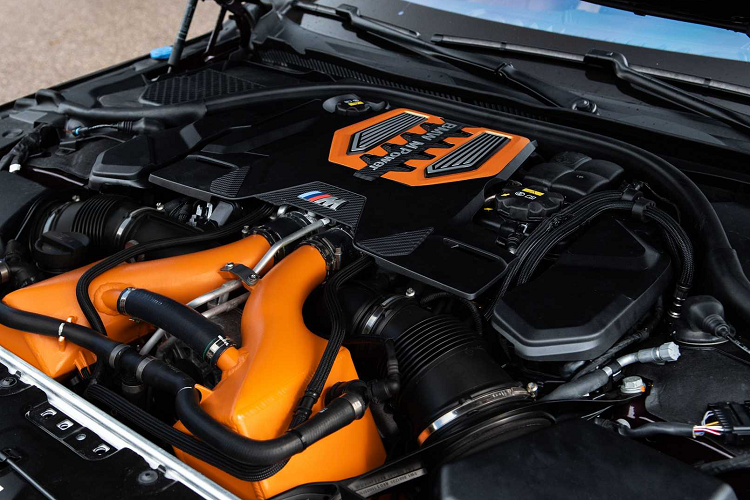 Các thành phần nâng cấp carbon khác bao gồm nắp động cơ với khả năng quản lý nhiệt tốt hơn cho khoang động cơ. Ngoài ra, khách hàng cũng có thể đặt một nắp ca-pô tiêu chuẩn với màu tím đậm.