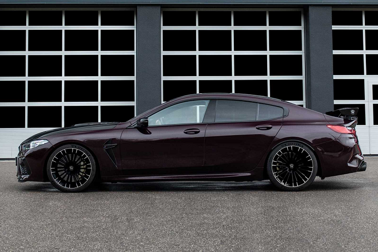 Khối động cơ V8 S63 của BMW M8 Gran Coupe đã được lắp đặt các piston rèn và thanh kết nối mới, hai bộ làm mát không khí mới, bộ tăng áp được tối ưu hóa và bộ điều khiển động cơ mới. Nhờ những tinh chỉnh phần cứng này, công suất của động cơ 4,4 lít tăng vọt lên 900 mã lực và đạt mô-men xoắn cực đại 1.050 Nm.