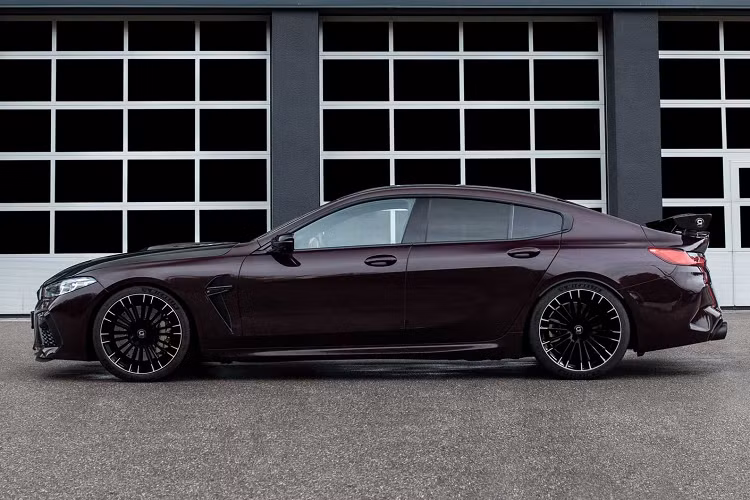 Khối động cơ V8 S63 của BMW M8 Gran Coupe đã được lắp đặt các piston rèn và thanh kết nối mới, hai bộ làm mát không khí mới, bộ tăng áp được tối ưu hóa và bộ điều khiển động cơ mới. Nhờ những tinh chỉnh phần cứng này, công suất của động cơ 4,4 lít tăng vọt lên 900 mã lực và đạt mô-men xoắn cực đại 1.050 Nm.