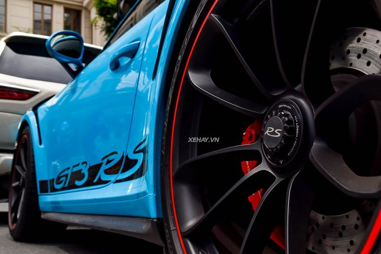 Cụm đèn chiếu sáng công nghệ Full-Led với 2 choá projector xếp thành 2 tầng, đi cùng dải đèn định vị ban ngày bốn điểm đặc trưng của Porsche nằm gọn gàng trong viền Led hình tròn ở ngoài - đây là một chi tiết mà không thể nhầm lẫn trên các mẫu xe khác.