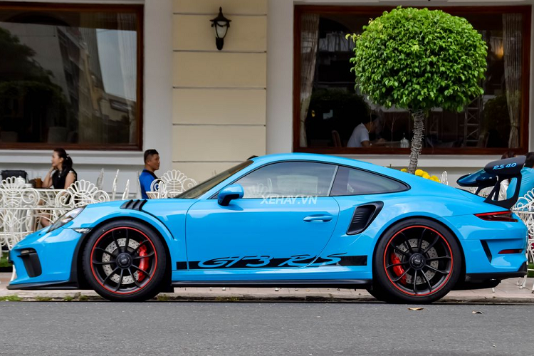 Cụ thể, “siêu phẩm” tốc độ sử dụng khối động cơ xăng 6 xi-lanh thẳng hàng, hút khí tự nhiên, dung tích 4.0 lít, tạo ra công suất tối đa 520 mã lực.