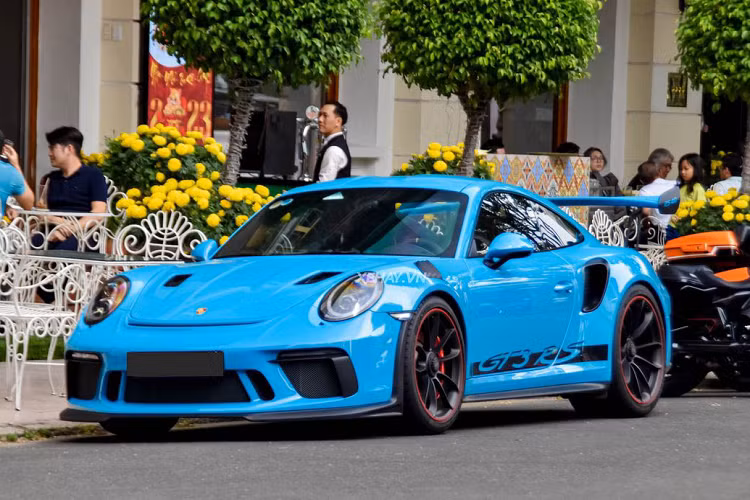 Theo đó, chiếc Porsche 911 GT3 RS thàng hiếm trong bài được bắt gặp trước tiệm cà phê của khách sạn Intercontinental Sài Gòn, một địa điểm đã quá quen thuộc với dân mê xe khu vực miền Nam.Porsche 911 GT3 RS được đặt biệt danh là Xe đua đường phố và rất hiếm tại Việt Nam.