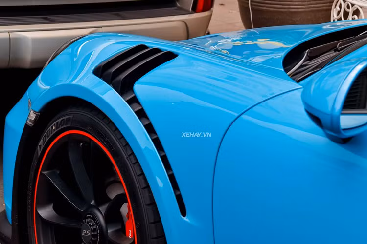 Kết hợp cùng hộp số PDK 7 cấp, nhờ đó, xe có thể tăng tốc từ vị trí xuất phát lên 100 km/h chỉ trong thời gian 3,2 giây, nhanh hơn 0,1 giây so với đời trước và vận tốc tối đa của siêu xe này tăng thêm 2 km/h lên mức 312 km/h. Chiếc Porsche 911 GT3 RS màu độc trong bài sở hữu “áo” xanh Miami Blue có giá khoảng 270 triệu đồng.