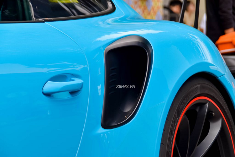 Đáng chú ý nhất là hệ thống xả mới đến từ BBi Autosport, đây là “nhà độ” còn khá mới mẻ và lạ lẫm với giới chơi xe tại Việt Nam. BBi Autosport chuyên cung cấp các món đồ độ xe cho thương hiệu Porsche và McLaren. Ngoài ống xả, hãng còn cung cấp thêm các phụ kiện khác như ghế, phuộc, khung chống lật, dây đai an toàn 6 điểm, thậm chí là ECU.