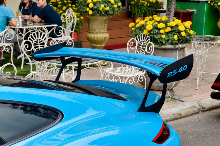 Về thiết kế, Porsche 911 GT3 RS mang những đường nét đậm chất thể thao với phần nắp ca-pô dài cộng thêm 2 khe hút gió đặt dọc kết hợp cùng các đường gân dập nổi sơn tạo cảm giác khoẻ khoắn hơn.