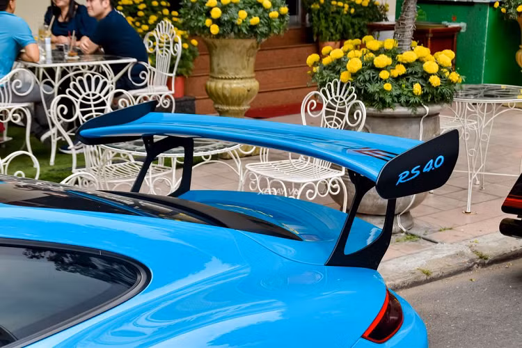 Về thiết kế, Porsche 911 GT3 RS mang những đường nét đậm chất thể thao với phần nắp ca-pô dài cộng thêm 2 khe hút gió đặt dọc kết hợp cùng các đường gân dập nổi sơn tạo cảm giác khoẻ khoắn hơn.