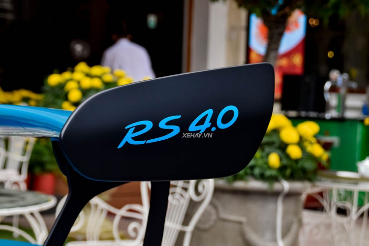 Phía bên dưới là hai cụm đèn xi nhan thanh mảnh và 4 hốc hút gió to bản nhằm tăng tính khí động học cho siêu xe.