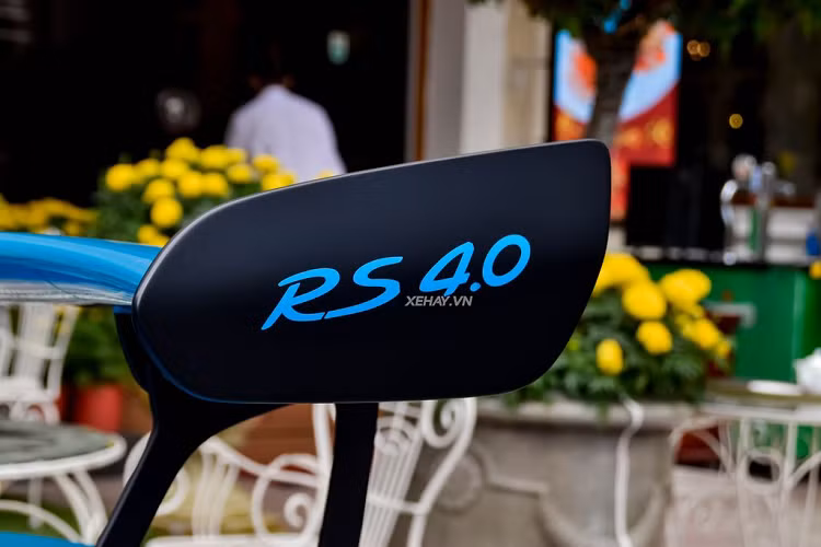 Phía bên dưới là hai cụm đèn xi nhan thanh mảnh và 4 hốc hút gió to bản nhằm tăng tính khí động học cho siêu xe.