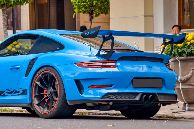 So với nguyên bản, một số chi tiết ở ngoại thất của xe đã có sự thay đổi, cho thấy độ “chịu chơi” của chủ sở hữu. Cụ thể, dàn mâm xe được bổ sung thêm viền đỏ trị giá khoảng 44 triệu đồng, cánh gió được bổ sung thêm dòng chữ RS 4.0