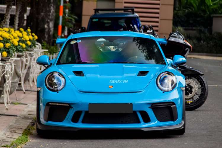 Vào thời điểm mới về nước, giá xe Porsche 911 GT3 RS có mức niêm yết ở mức hơn 17 tỷ đồng. Porsche 911 GT3 RS 2019 là phiên bản hiệu suất cao của dòng xe thể thao huyền thoại 911, xe sở hữu những công nghệ dành riêng cho xe đua và được áp dụng một cách hợp lý khiến 911 GT3 RS có khả năng vận hành tối ưu trên mọi cung đường.