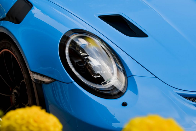 Phần thân xe nổi bật với thiết kế mang nét truyền thống cổ điển vốn có của dòng 911 kết hợp với cặp mâm kích thước tới 20 inch 5 chấu kép sơn đen cực ngầu, bộ lốp mỏng cùng má phanh màu đỏ tương phản gia tăng thêm sự nổi bật của thân xe. Ngoài ra, Porsche 911 GT3 RS 2019 còn được trang bị bộ khoá lốp 1 trục kiểu xe đua.