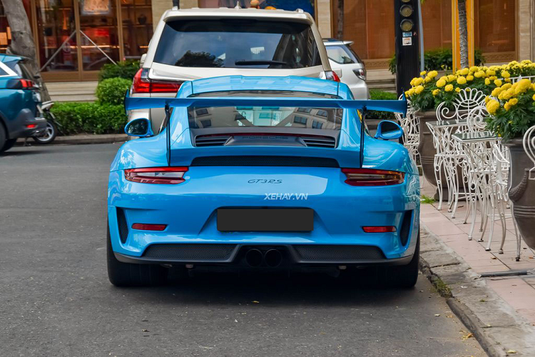 Phần đuôi xe vẫn là cụm đèn hậu dạng 3 tầng Led sắc sảo cùng cánh lướt gió cỡ lớn giống kiểu xe đua được đặt nhô cao hơn hẳn. Cặp ống xả kép nằm gọn gàng ở vị trí trung tâm đuôi xe.