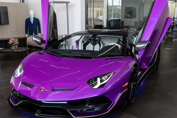 Hình ảnh chiếc Lamborghini Aventador SVJ LP770-4 Roadster thứ 4 về Việt Nam cho thấy, ngoại thất xe có màu sơn tím rất ấn tượng, mang mã Viola Pasifae, nhưng khác với các siêu xe còn lại trên thế giới sở hữu bộ áo này, chiếc Lamborghini Aventador SVJ LP770-4 Roadster được 1 công ty nhập khẩu tư nhân đánh tiếng đã về nước lại có thêm các đường sọc màu trắng và cam ở cản trước và bên hông xe.