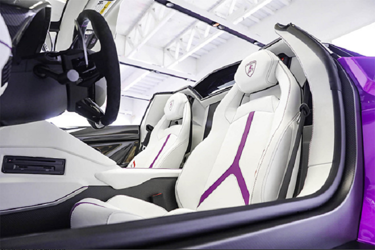 Khác với các phiên bản siêu xe Lamborghini Aventador SVJ LP770-4, siêu xe mui trần Lamborghini Aventador SVJ LP770-4 Roadster sắp lăn bánh tại Việt Nam có sự khác biệt rõ ràng nhất chính là "mái nhà" bằng sợi carbon có thể tháo lắp dễ dàng bằng tay.