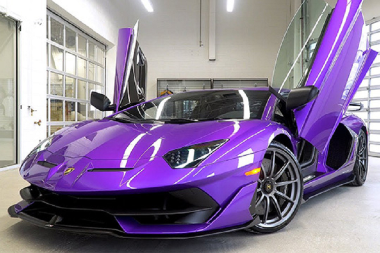 Ngoài ra, xe còn có nắp khoang động cơ thiết kế lại và có thêm 1 cửa sổ thứ 3, sau hàng ghế ngồi. Lamborghini Aventador SVJ Roadster được trang bị khối động cơ V12, dung tích 6,5 lít, sản sinh ra công suất tối đa 759 mã lực và mô-men xoắn cực đại 720 Nm. Động cơ kết hợp cùng hộp số ISR bảy tốc độ và hệ thống dẫn động bốn bánh.