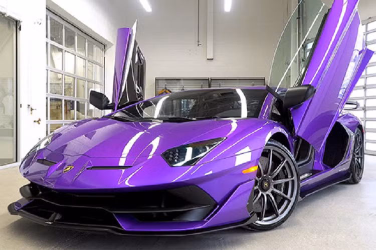 Ngoài ra, xe còn có nắp khoang động cơ thiết kế lại và có thêm 1 cửa sổ thứ 3, sau hàng ghế ngồi. Lamborghini Aventador SVJ Roadster được trang bị khối động cơ V12, dung tích 6,5 lít, sản sinh ra công suất tối đa 759 mã lực và mô-men xoắn cực đại 720 Nm. Động cơ kết hợp cùng hộp số ISR bảy tốc độ và hệ thống dẫn động bốn bánh.