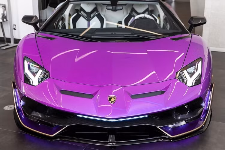 Chưa hết, phần nội thất của chiếc siêu xe mui trần Lamborghini Aventador SVJ LP770-4 Roadster này còn được lắp bộ ghế đua với phần da ghế nhuộm màu trắng cực kỳ nổi bật, khác hoàn toàn với đa phần các siêu xe Lamborghini Aventador SVJ Roadster màu tím Viola Pasifae nhưng nội thất có màu đen.