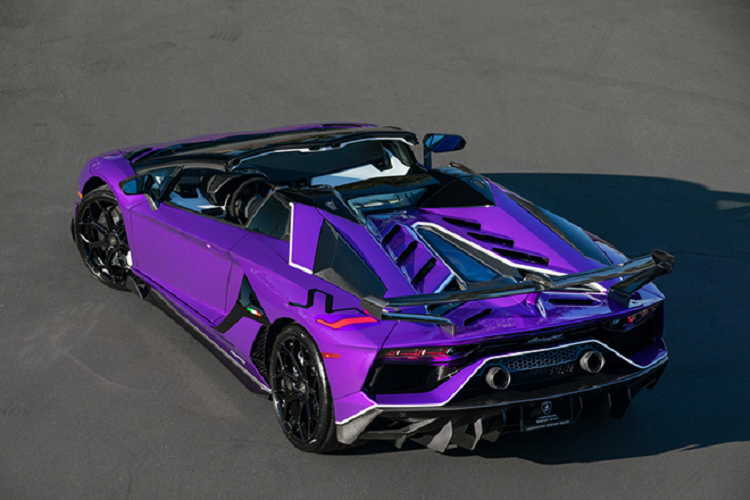 Những trang bị ấn tượng này cho phép Lamborghini Aventador SVJ Roadster tăng tốc từ vị trí đứng yên lên 100 km/h chỉ trong thời gian 2,9 giây, chậm hơn 0,1 giây so với bản Coupe và 0-200 km/h trong 8,8 giây. Vận tốc tối đa của siêu xe Lamborghini Aventador SVJ mui trần sẽ là 350 km/h.