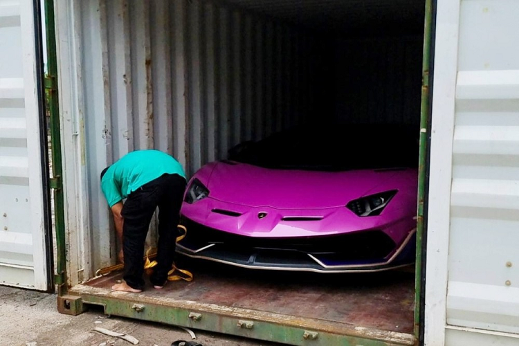 Mới đây, thông tin về việc 1 chiếc siêu xe Lamborghini Aventador SVJ LP770-4 Roadster mui trần mang màu sơn tím, nằm trong container và được một công ty nhập khẩu tư nhân Việt Nam xác nhận mang về nước đã nhận được sự quan tâm không nhỏ của giới mê xe cũng như cộng đồng mạng.