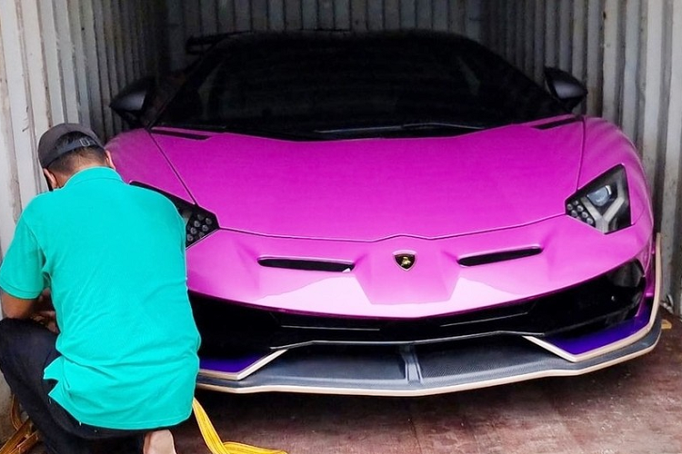 Trên toàn thế giới chỉ có đúng 800 chiếc siêu xe mui trần Lamborghini Aventador SVJ LP770-4 Roadster được sản xuất, trong đó, chiếc xe này đã là thứ 4 xuất hiện tại Việt Nam, nhưng chưa rõ được nhập thẳng về cảng của nước ta hay sẽ nhập về Lào và Campuchia như 1 số đại gia trước đó chọn chơi.