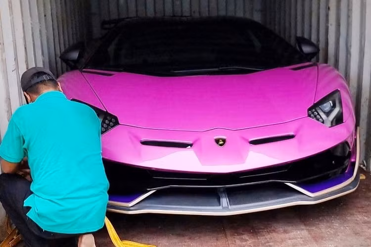 Trên toàn thế giới chỉ có đúng 800 chiếc siêu xe mui trần Lamborghini Aventador SVJ LP770-4 Roadster được sản xuất, trong đó, chiếc xe này đã là thứ 4 xuất hiện tại Việt Nam, nhưng chưa rõ được nhập thẳng về cảng của nước ta hay sẽ nhập về Lào và Campuchia như 1 số đại gia trước đó chọn chơi.