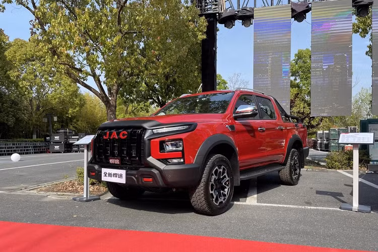 Mẫu xe bán tải JAC T9 Hunter hứa hẹn sẽ là chiến binh cực chất trong dải sản phẩm của JAC, hiện mẫu xe này đã được vén màn với rất nhiều phiên bản cho người dùng chọn lựa, ngoài bản máy xăng và dầu ra, JAC còn mang đến cho khách hàng mua T9 Hunter lựa chọn bản sử dụng động cơ plug-in hybrid và xe điện thuần túy.