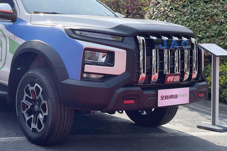 Xe có 3 loại đèn xếp tầng lên nhau, thấp nhất là đèn xi-nhanh, tiếp đến là đèn pha LED và cuối cùng là dải đèn LED chiếu sáng ban ngày nằm trên cao, thiết kế vuốt nhọn, rất cá tính. Tùy theo phiên bản mà lưới tản nhiệt 6 nan kép sẽ được sơn đen hoặc mạ crôm sáng bóng.