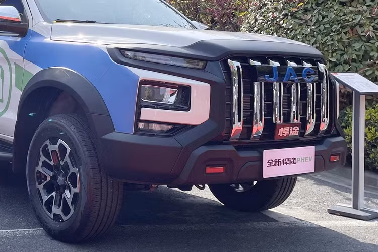 Xe có 3 loại đèn xếp tầng lên nhau, thấp nhất là đèn xi-nhanh, tiếp đến là đèn pha LED và cuối cùng là dải đèn LED chiếu sáng ban ngày nằm trên cao, thiết kế vuốt nhọn, rất cá tính. Tùy theo phiên bản mà lưới tản nhiệt 6 nan kép sẽ được sơn đen hoặc mạ crôm sáng bóng.