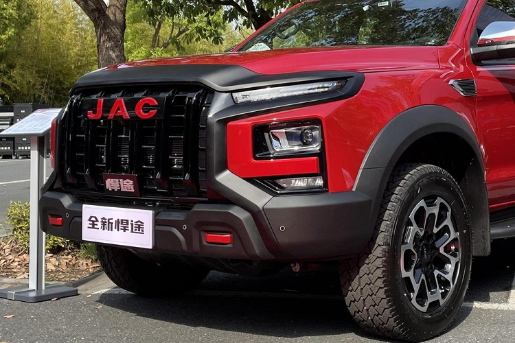 JAC T9 Hunter mới sẽ có màu sơn thân xe tùy chỉnh độc quyền là xám Xingyao, tiếp theo đó là được trang bị mâm hợp kim nhôm cao cấp 18 inch hình vảy rồng, tạo hiệu ứng hình ảnh trẻ trung và năng động hơn, tất nhiên, bạn có thể chọn màu sơn khác cho xe, chẳng hạn đen, trắng hay đỏ đen rất thể thao.
