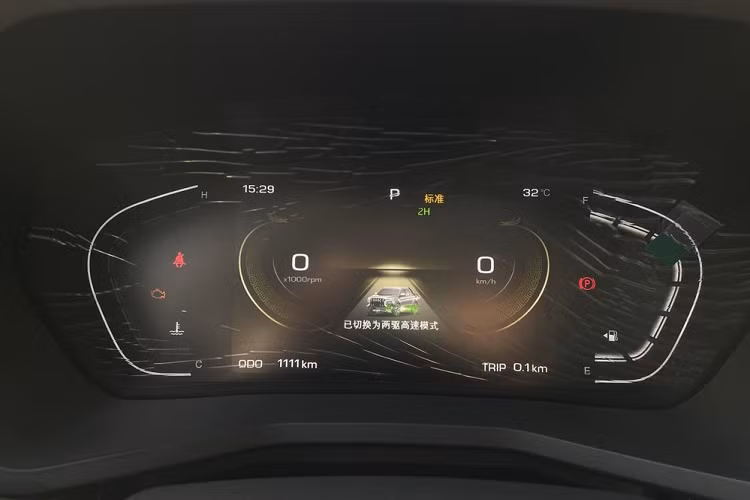 JAC T9 Hunter được trang bị tiêu chuẩn hệ thống điều khiển bằng giọng nói thông minh, có thể điều khiển các chức năng của xe thông qua giọng nói, thuận tiện khi vận hành, có thể thực hiện đóng mở cửa sổ, khóa từ xa, mở cửa, tìm xe, truy vấn tình trạng xe, khởi động xe, bật tắt điều hòa, chờ nâng cấp OTA. Ngoài ra, xe còn cung cấp giao diện ETC và chức năng sạc không dây 50W.