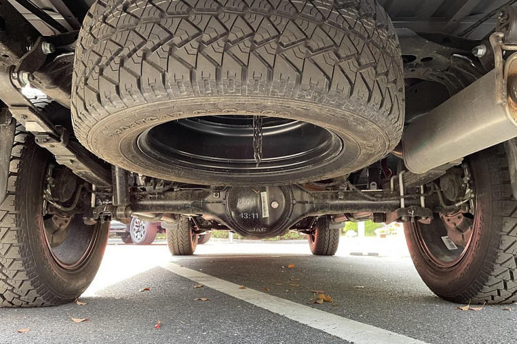 Thiết kế nội thất lấy của JAC T9 Hunter được giới thiệu là lấy cảm hứng từ Tử Cấm Thành, cấu trúc đối xứng hình chữ T ngang dọc tạo không gian lái ổn định và rộng rãi.