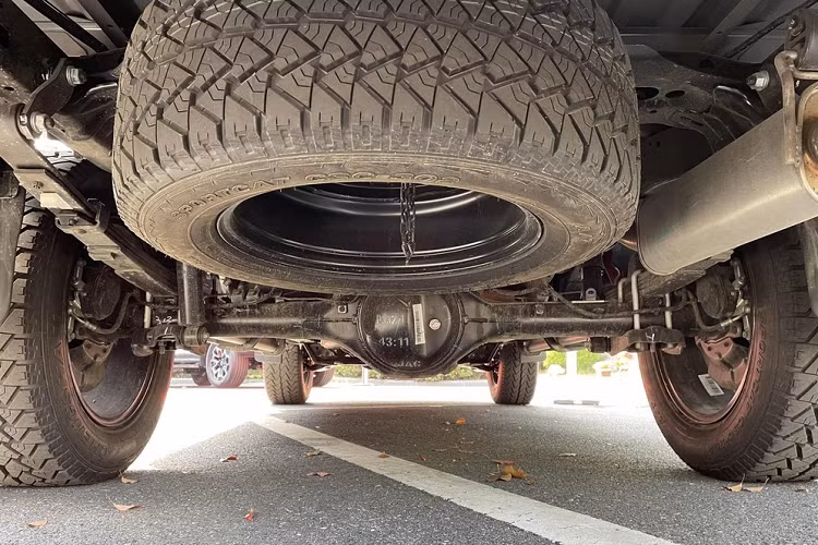 Thiết kế nội thất lấy của JAC T9 Hunter được giới thiệu là lấy cảm hứng từ Tử Cấm Thành, cấu trúc đối xứng hình chữ T ngang dọc tạo không gian lái ổn định và rộng rãi.