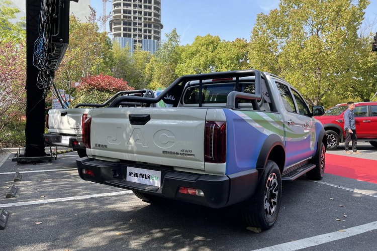 Nhìn từ thiết kế đầu xe, JAC T9 Hunter hoàn toàn mới gây ấn tượng mạnh với lưới tản nhiệt to lớn, có các nan dọc làm chủ đạo, chưa hết, các tấm ốp bằng nhựa màu đen nhám bao bọc lấy đèn pha, dải đèn LED chiếu sáng ban ngày hay toàn bộ cản trước, giúp mặt tiền của JAC T9 Hunter chẳng khác gì 1 chiến binh đã lên đầy đủ đồ bảo hộ.