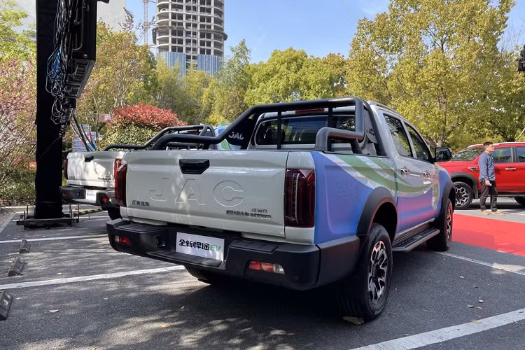 Nhìn từ thiết kế đầu xe, JAC T9 Hunter hoàn toàn mới gây ấn tượng mạnh với lưới tản nhiệt to lớn, có các nan dọc làm chủ đạo, chưa hết, các tấm ốp bằng nhựa màu đen nhám bao bọc lấy đèn pha, dải đèn LED chiếu sáng ban ngày hay toàn bộ cản trước, giúp mặt tiền của JAC T9 Hunter chẳng khác gì 1 chiến binh đã lên đầy đủ đồ bảo hộ.